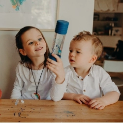 Butelka sensoryczna dla dzieci antystresowa zrób to sam DIY Jellystone Designs granatowa