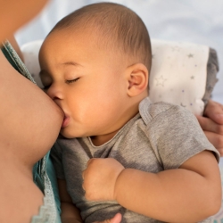 Poduszka do karmienia Lansinoh – by zapewnić komfort mamie i dziecku