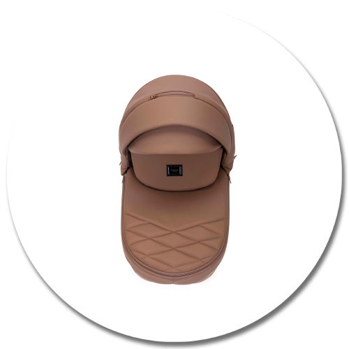 Daszek przeciwsłoneczny budki jest wysuwany